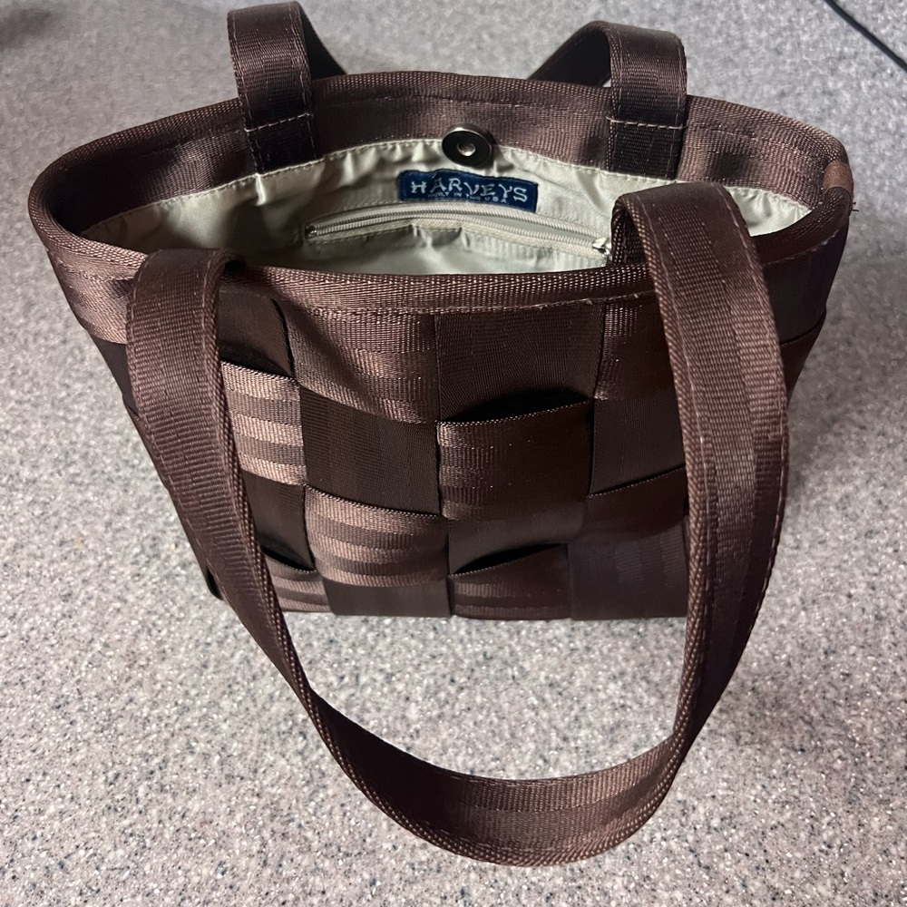 Vintage Harvey’s Seatbelt Bags Large Brown Handbag Rare.ECU includes hang tag.